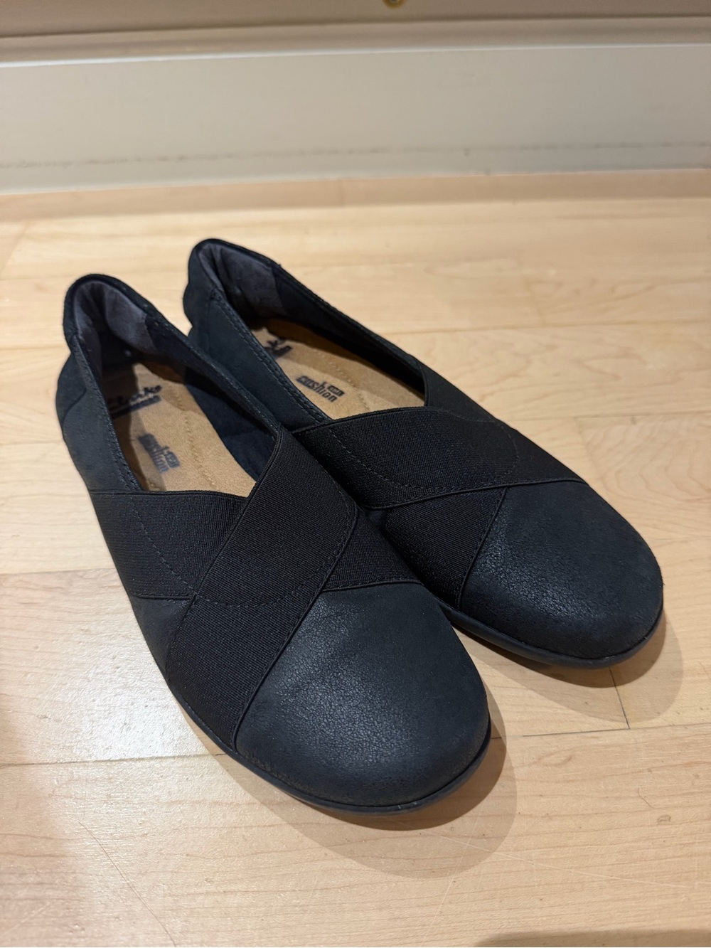 Clarks Comfortable Black Slip-On Women's Flats size 8 soft cushion